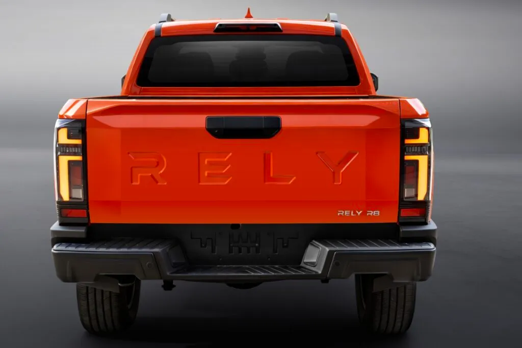 Rely R8, insignia trasera