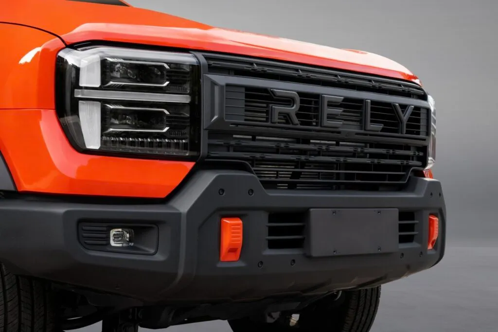 Rely R8, parrilla frontal