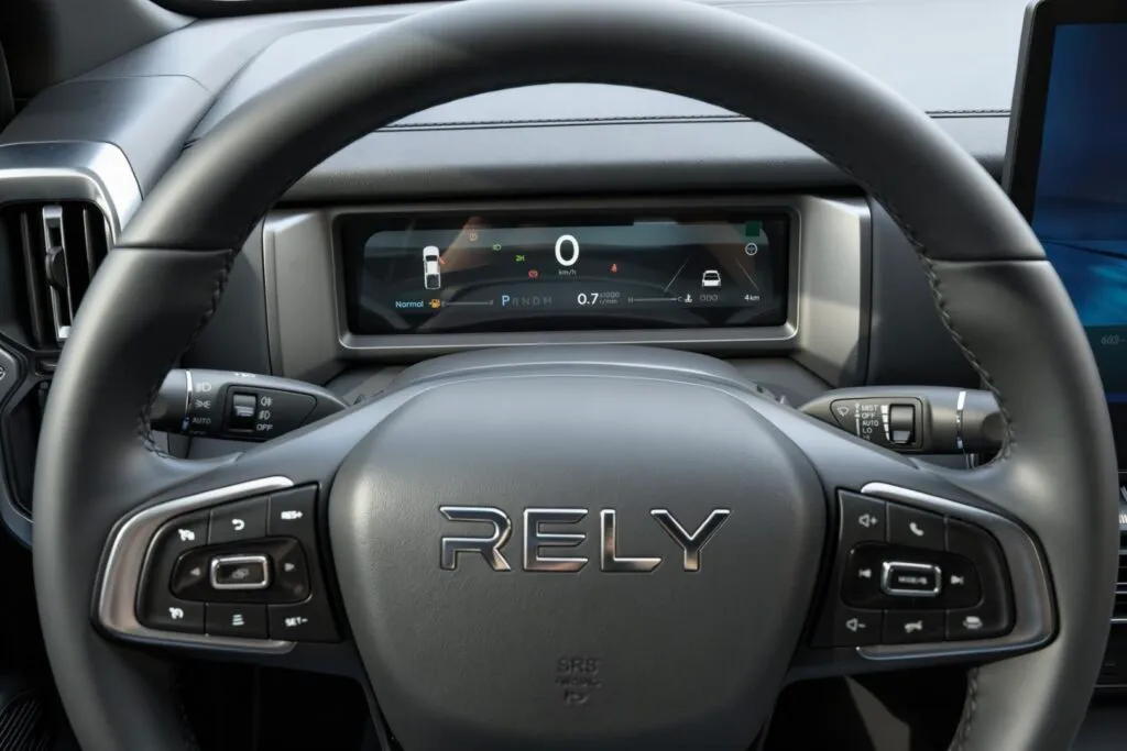 Rely R8, volante